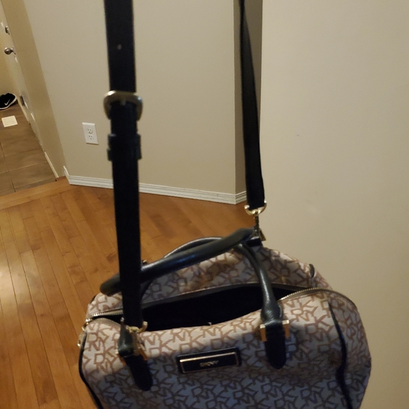 Dkny autentic hand/crossbody bag . - Picture 5 of 7